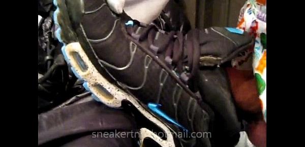  A Sneaker is jerking off in his shoe !